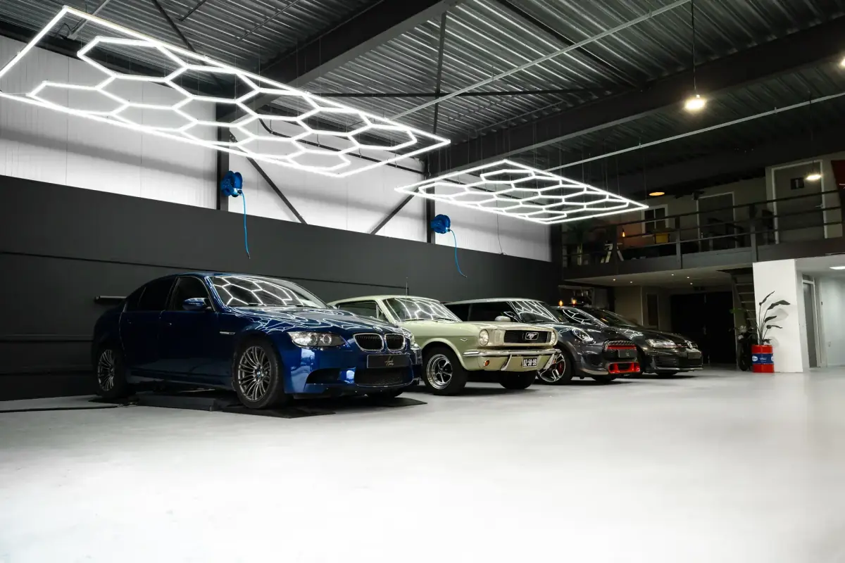 Auto's in de AMB Detailing werkplaats aan De Ward